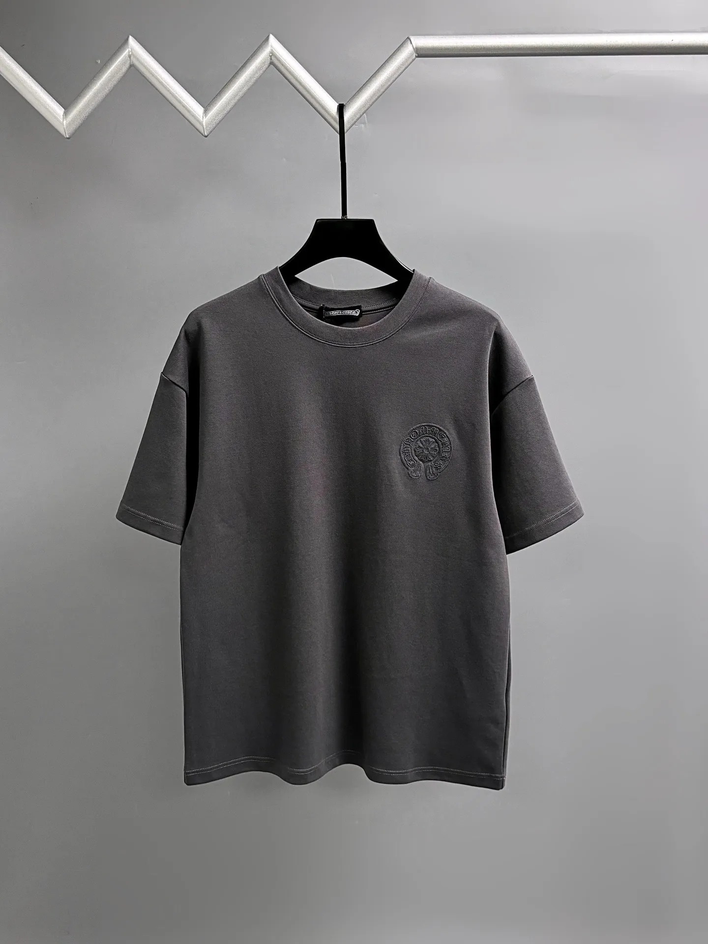 P190 Chrome Hearts* 2꯭0꯭2꯭5 new autumn and winter style ❤️ Original ⌚️ high version Chrome Hearts The fabric is made of 320 grams of high-density modal long-staple cotton. It does not deform or shrink. Process introduction: double thread movement. Chest. The back panel uses overlapping embroidery🪡 process➕the back panel towel rope embroidery process. Color: Gray SIZE: M-3XL